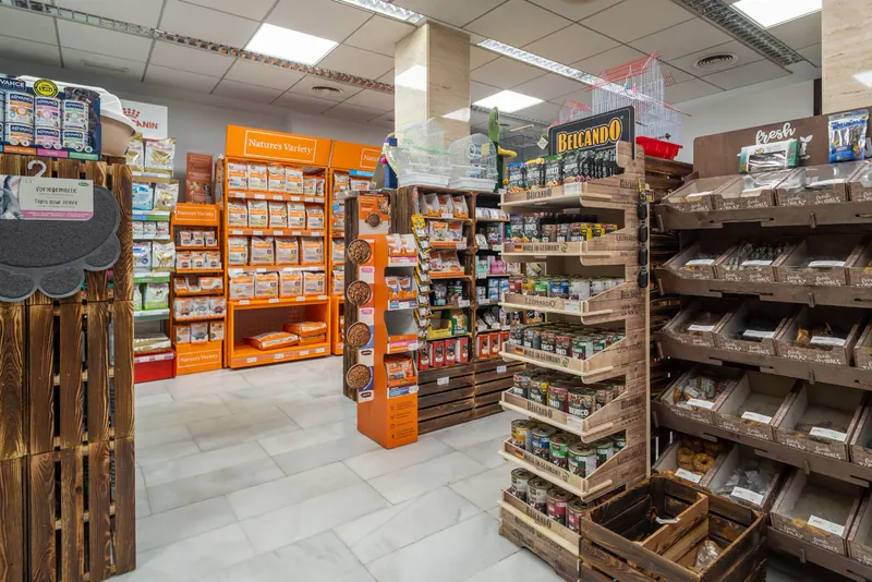 Interior de una tienda Petly con estanterías de pienso y accesorios
