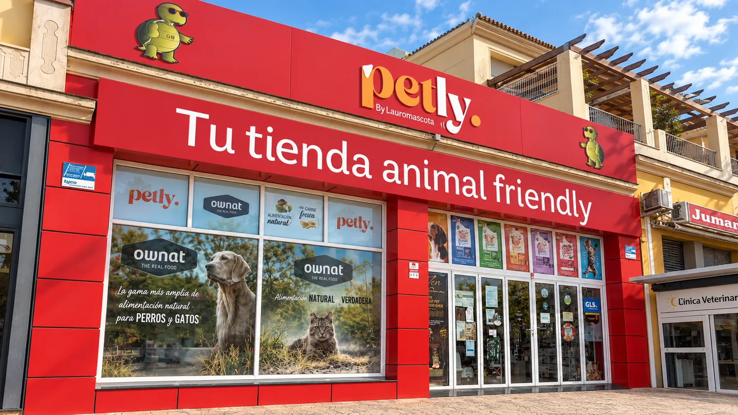 Fachada de Petly Coín con el rótulo de la tienda