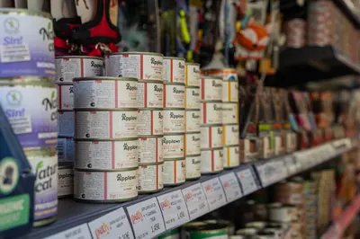 Latas de comida húmeda en estantería